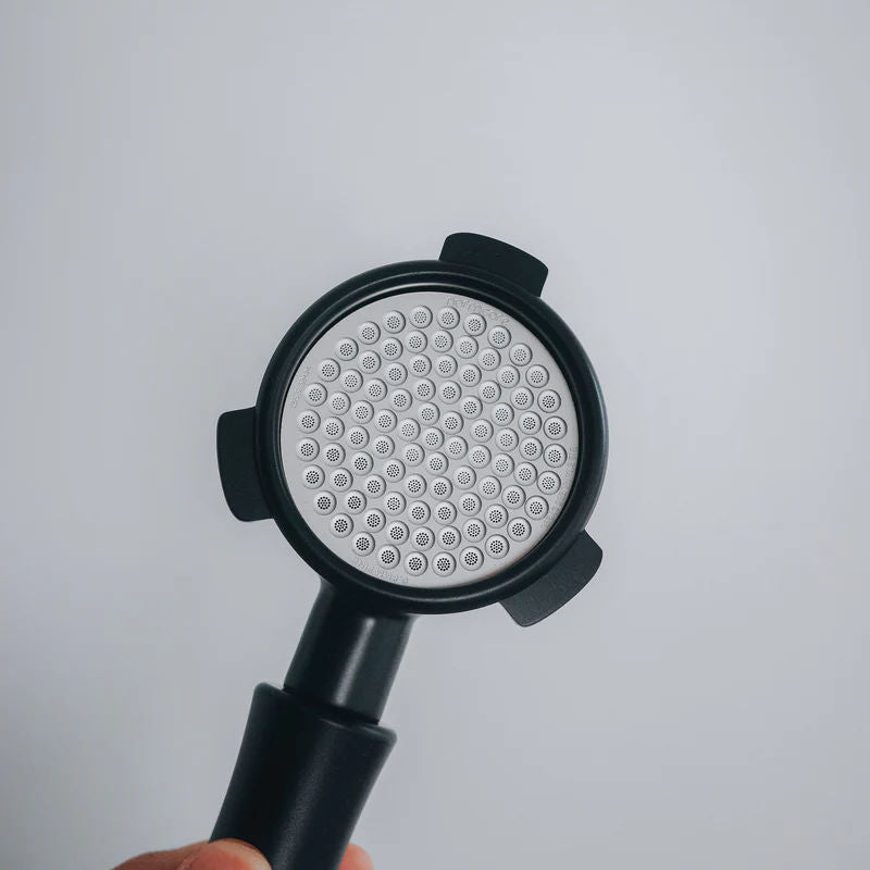 Normcore puck screen inside black portafilter